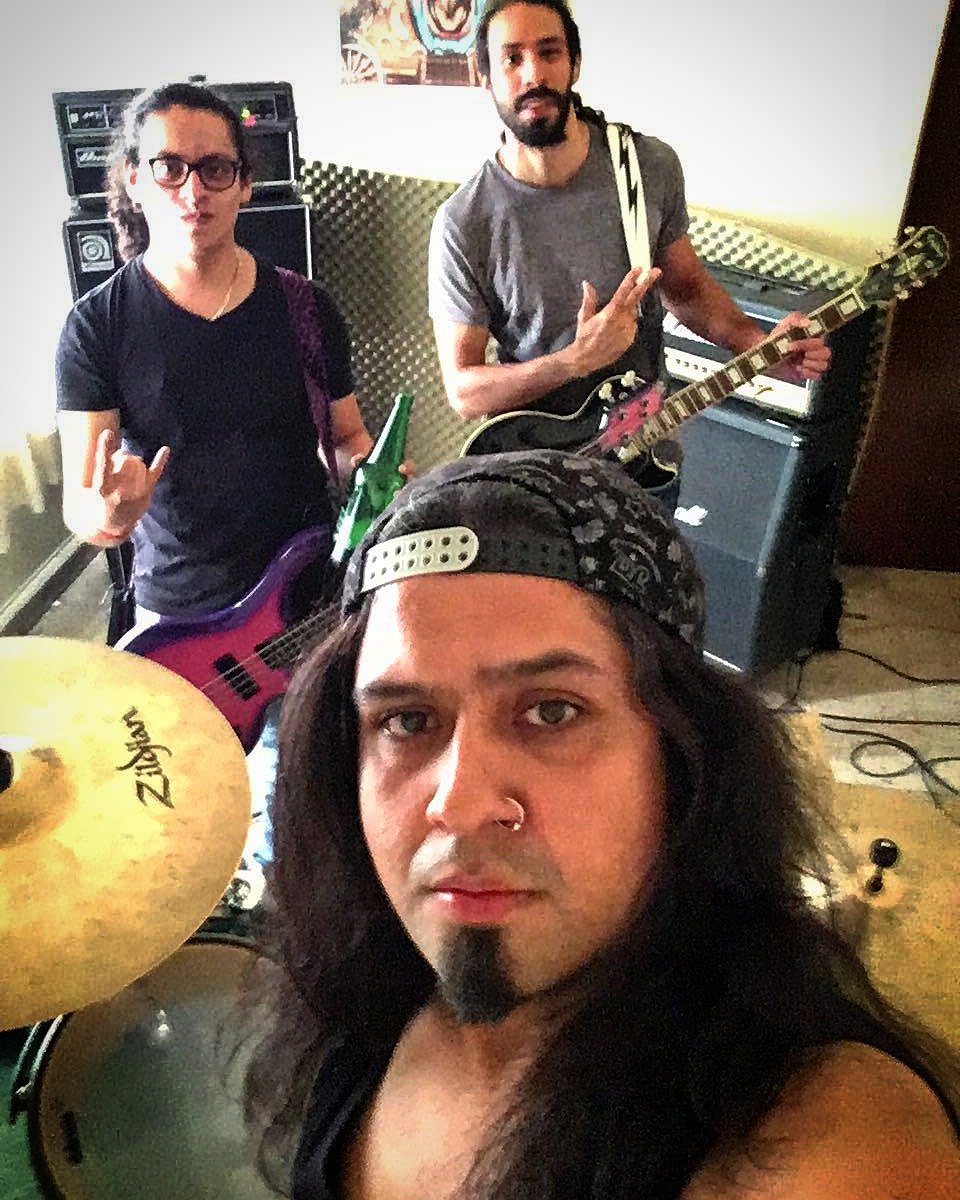 DisasterMachine's tweet photo. Hey! Les deseamos un fin de semana lleno de rock ||m||#readytorock #DisasterMachine #México #metal #rehearsal #rocker #rocknroll #rockguitar #hardrock #bass #drums #band #drummer #bassplayer #rocktime #guitarman #riffs #rockdrummer #beer #selfie #zildjian #Marshall #ampeg #rock https://t.co/JNoqfNii0O