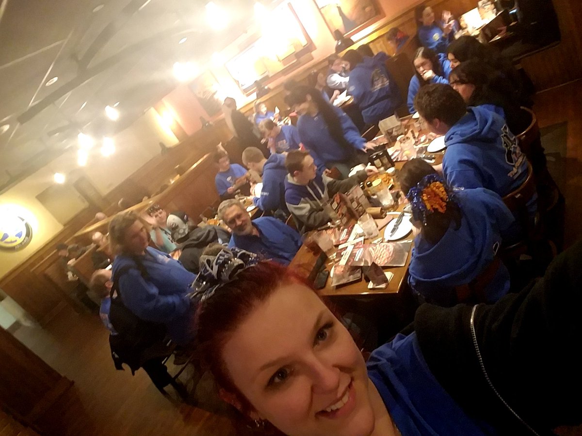 FRC1073's tweet photo. We've been invited to compete at World's!! Team dinner time! @SAU41_Super @HB_highschool @HollisPrimary @HBmiddleschool @HBHSGuidance @ptobrooklinenh @RMMSBlueJays @CSDA_News @FIRSTweets @HollisUpperELEM @NE_DCMP @NEFIRST #omgrobots #morethanrobots #WeAreNE @CavChron https://t.co/iJjcAU3oPN
