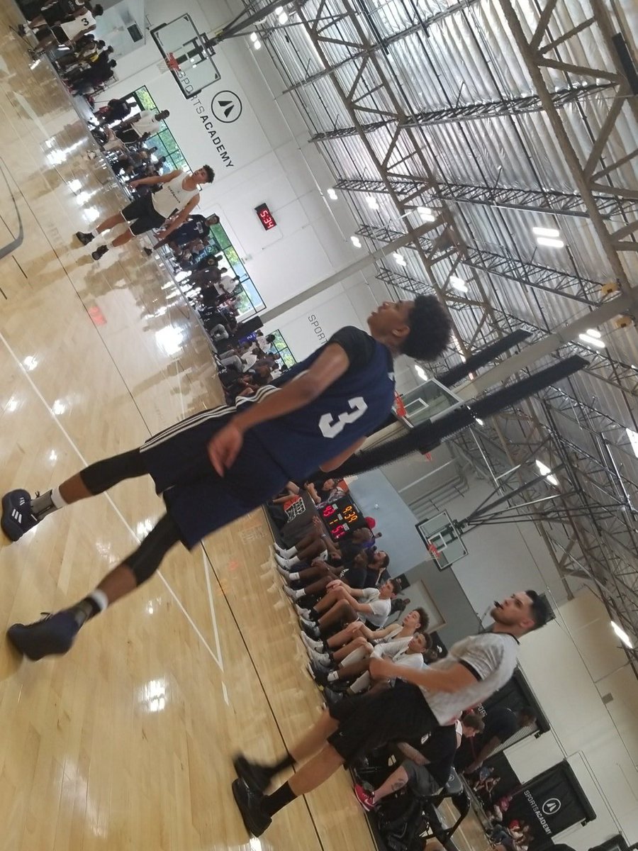 PrepHoopsSoCal's tweet photo. Dude can play - 5 straight to put Team Eleate up by 8 https://t.co/0N4HmpALpS