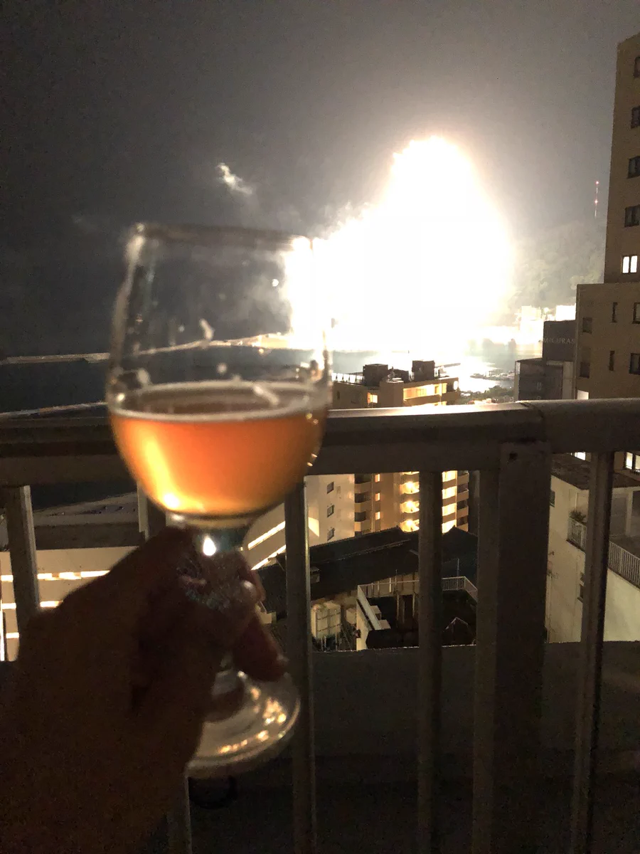 シャッターチャンスがずれてるｗ花火とグラス撮影しようとしたら完全に爆発ｗ