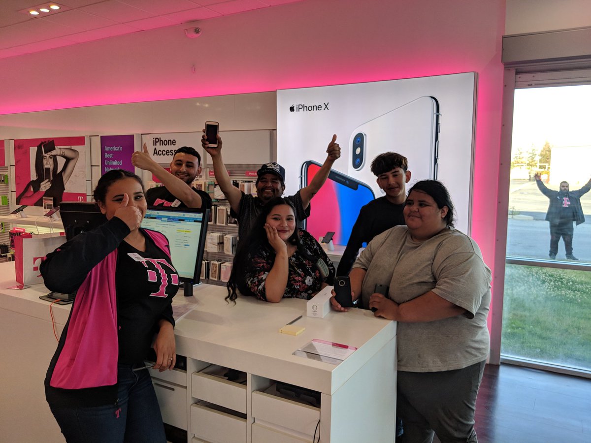 a_aron2271's tweet photo. Welcoming another family to the #Uncarrier!! And having a blast!! @Jeffreyr212 with the photobomb #CustomerObsessed https://t.co/8FNOdY0RKI