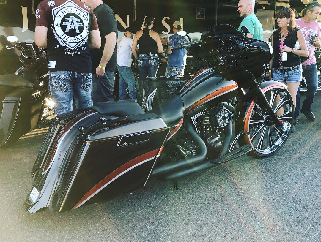 JimNasiCustoms's tweet photo. Street Glide by Nasi with 26 inch front wheel and 110 kit #JimNasi #JimNasiCustoms #CustomBagger #ArizonaBikeWeek #WestWorld @jimnasi @azbikeweek https://t.co/02Zs7GRViL