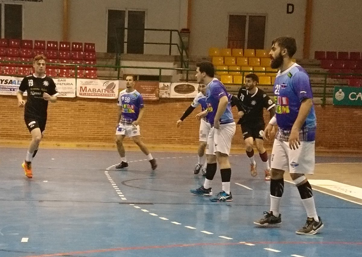 LuisParro3's tweet photo. Penúltima jornada de Liga en 2° División Nacional masculina entre @bmbenidorm y @BmPolanensSP Victoria 27-24 para los de Benidorm en un partido donde costó algunos minutos entrar en juego pero que después tuvo como resultado un muy buen trabajo tanto en defensa como en ataque👍🏼 https://t.co/Qcmoct25Nb