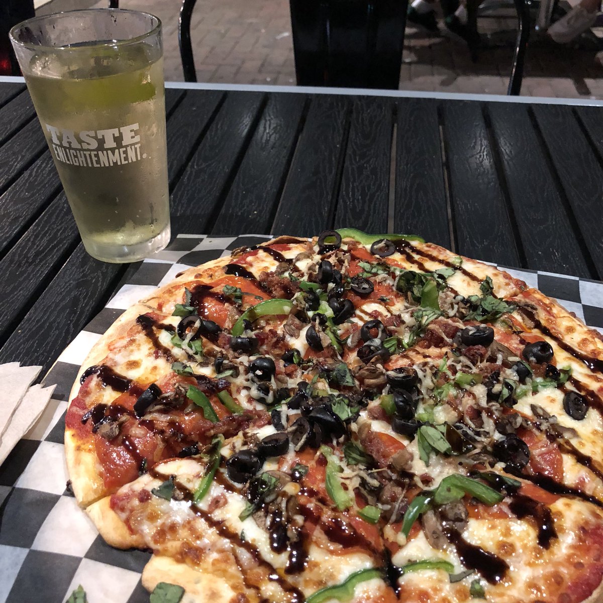 CortSquee's tweet image. Best thing about being small and cute is that guys working there give me beer upgrades for free 😜 #PizzaPower🍕🐢🐢🐢🐢