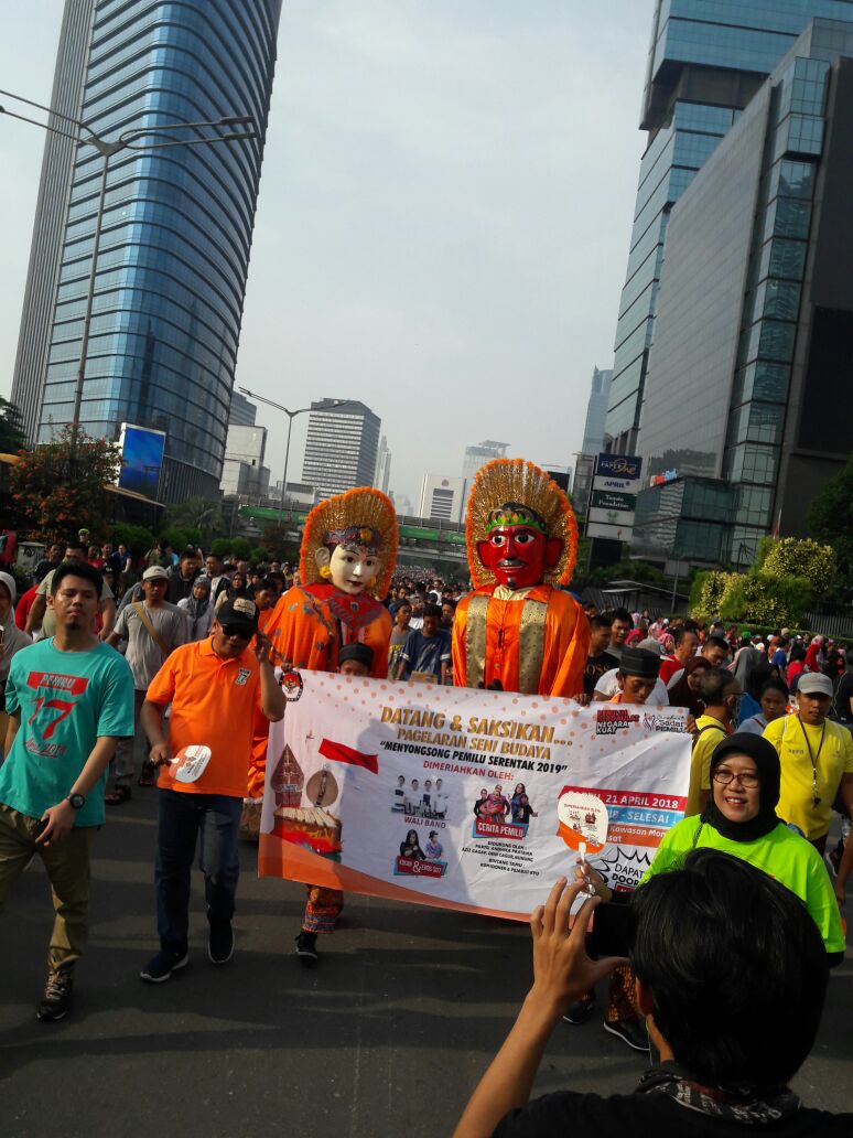 KPU_ID's tweet photo. Di ZONA SEHAT HARMONIS CFD Thamrin Jkt, KPU RI ajak masyarakat utk hadir pd Pagelaran Seni Budaya "Songsong Pemilu Serentak 2019" Sabtu 21 April 2018, pkl 19.00 WIB-selesai #KPUmelayani #cfd https://t.co/oHhr0qJAjV