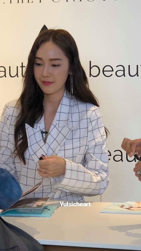 418125net's tweet photo. 180414 Jessica - Blanc &amp; Eclare fansign. https://t.co/4Sly932XB1
