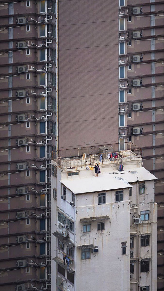 香港人的天台世界。摄影集 // romain jacquet-lagrèze captures hong kong’s rooftops in new photo series https://t.co/3tuuMDtERN https://t.co/9sVboSu30U 1