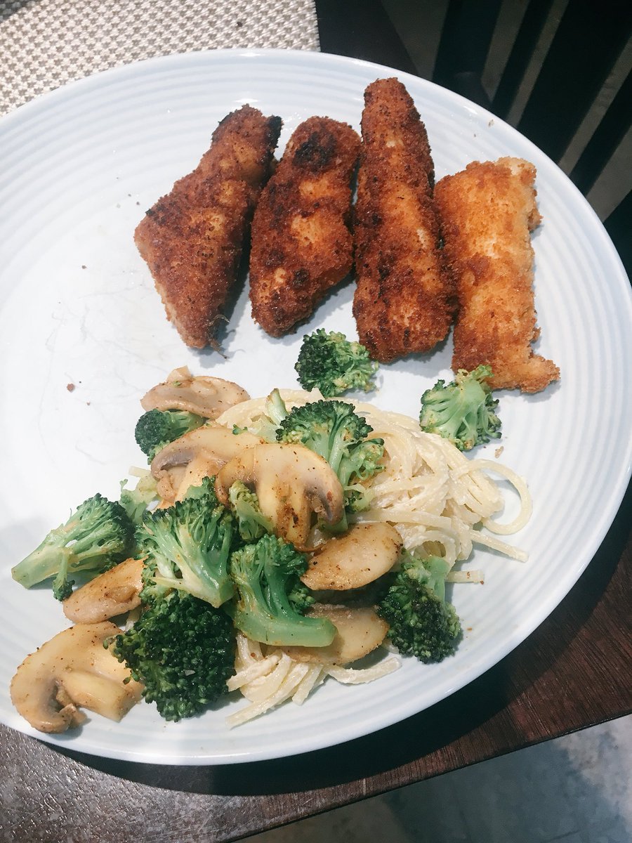Sassiecassie_27's tweet photo. Homemade fish sticks and pasta with cashew cream sauce #plantbased #paleo #healthylifestyle #irockthekitchen https://t.co/Mmig186jR0