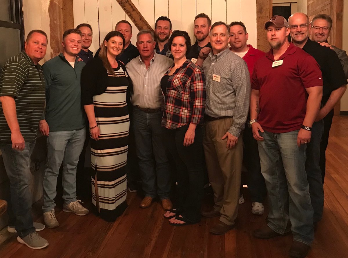 daleross50's tweet photo. Guest from @LKQCorp and #3Mcollision enjoy great food and great stories with @HollywoodJeff Hammond before tomorrow’s #Nascar race in Bristol. @Ryanbunton @CHilbing #gowith3M #rainrainstayaway https://t.co/jWBOrEYdyY