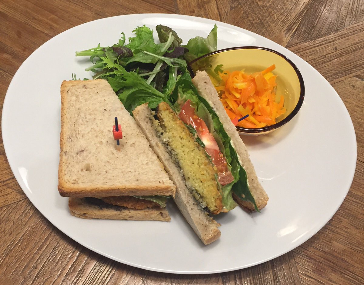 Sasaya Cafe 本日はファラフェルサンドイッチプレートのご用意もあります いつものフムスサンドイッチ ひよこ豆のペースト と違う味わいのファラフェル ひよこ豆のコロッケ をお楽しみください ファラフェル サンドイッチ 錦糸町ランチ