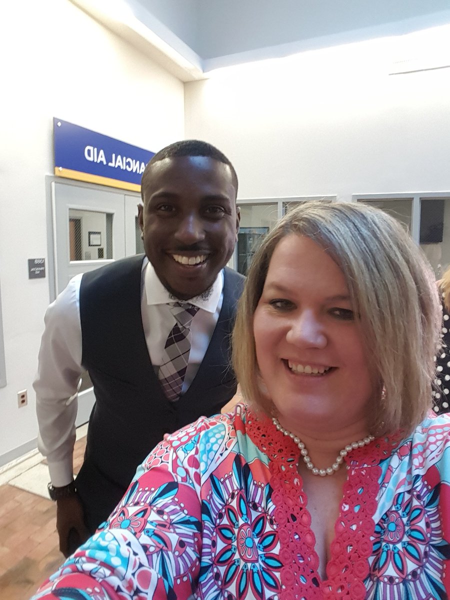 ShannonSnipes2's tweet photo. @MichaelBonner_ 
Look who I saw tonight at Wayne Community College Teacher Appreciation Night! Michael is such a great inspiration! https://t.co/UuuKMdZxMJ