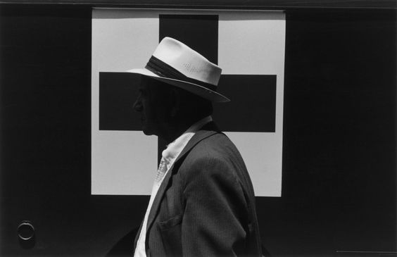ExlibrisETC's tweet photo. “The city has the feeling of being a stage. It is a gathering of actors.”
Kenneth Josephson, Chicago 1964 https://t.co/w837je9xU5