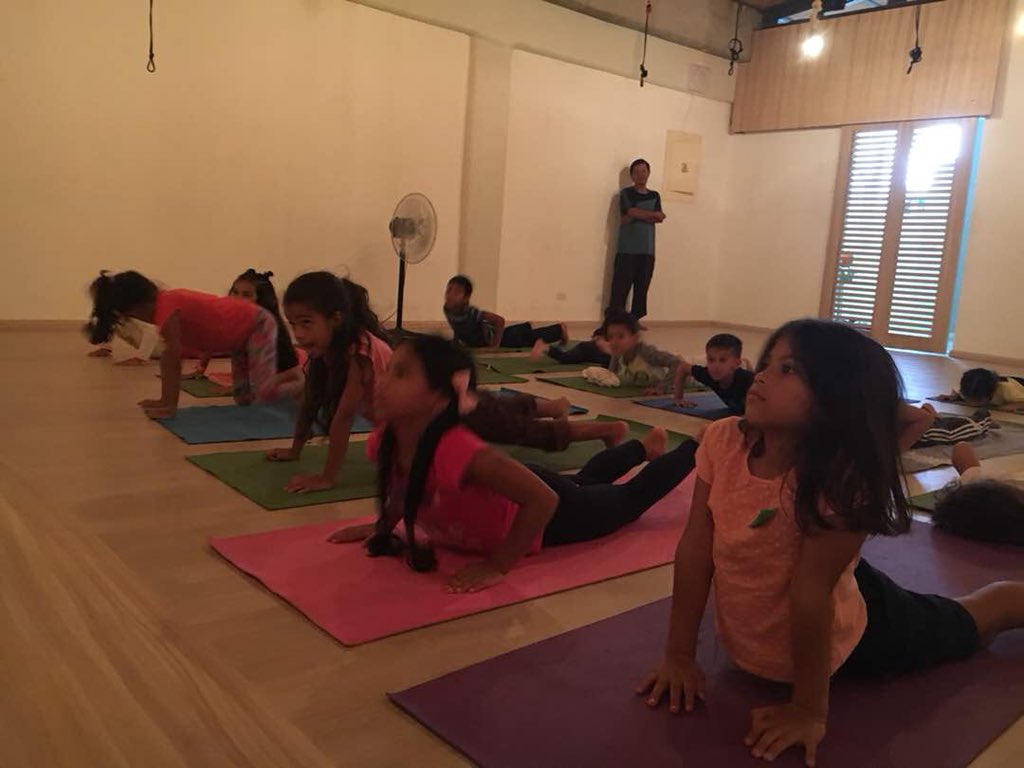 marielathais's tweet photo. Miren esta belleza!! Más de 20 pequeños disfrutando de una tarde de yoga, cuentos y colores!! Por más momentos siv Tv, sin internet, sin tecnología!! Gracias a @FluyeYVive por una tarde llena de energía!!! https://t.co/mBeoc2ilwq