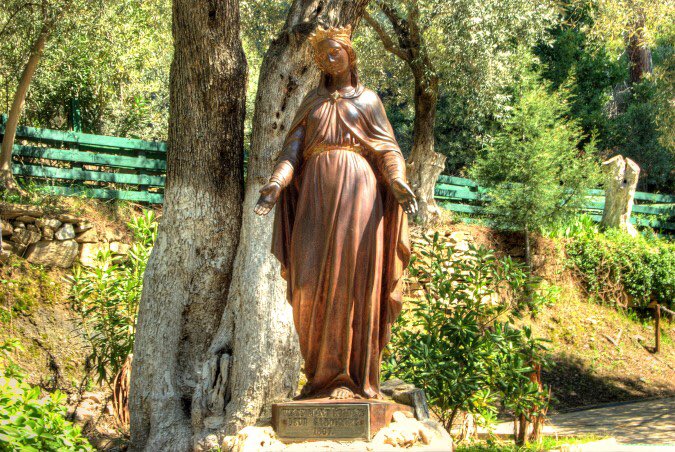House of the Virgin Mary Near Ancient #Ephesus in #Turkey🇹🇷 is a Pilgrimage Place for Christians, but the Quran also talks about the Virgin Mary which prompts Muslims to visit as well.
Read more (with photos) 😍 po.st/2G8IDz
#travel #Izmir #WesternTurkey #religion