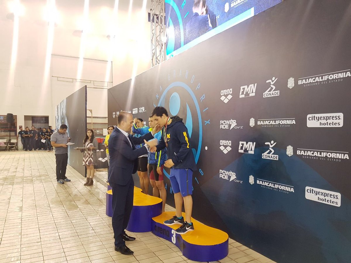 FemexNatacion's tweet photo. #Premiación de los tres primeros lugares de los 200m libre varonil en el #ArenaGPTijuana2018, reciben la felicitación de Kiril Todorov, presidente de la FMN: 
🥇 Jorge Iga, Edomex
🥈 Long Yuan Gutiérrez, Edomex
🥉 @RicardoDVargasJ, MOR https://t.co/zq7JTALXBn