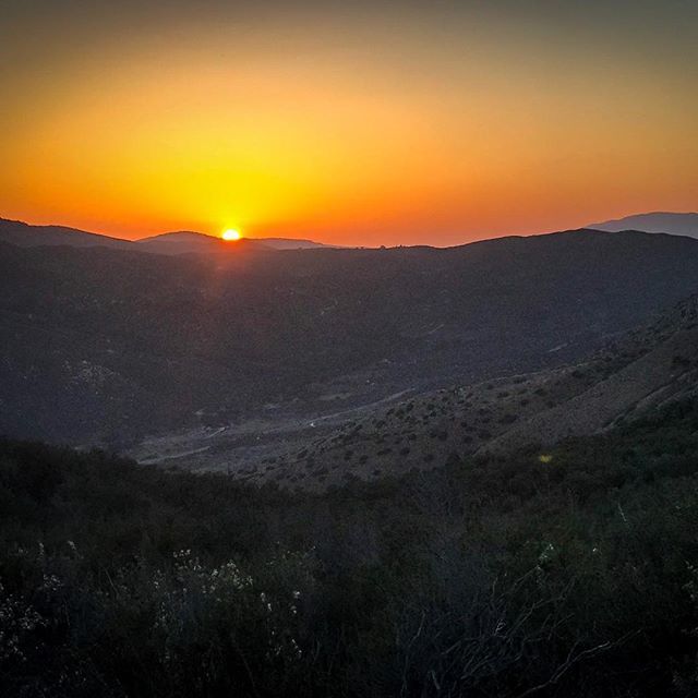 ben_ripley's tweet photo. Amazing sunset tonight at PCT mile 94.4. #pct2018 #pctig #thruhiker #nature #desert #sunset https://t.co/OC9FVvo97Y https://t.co/NUpEO2GVNQ