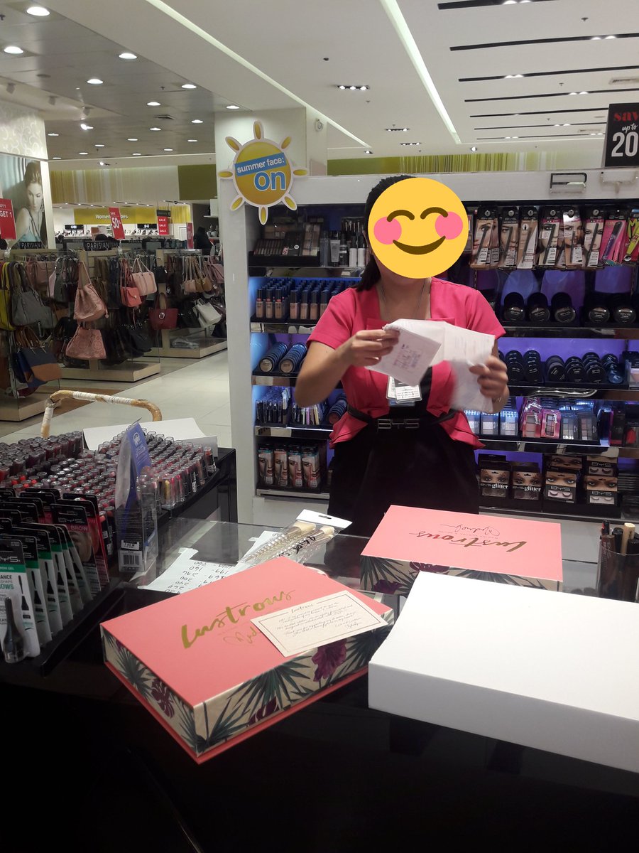 TineFlow's tweet photo. Hindi pa na-display, di pa nga nailagay ang brushes, may nakaabang na agad, haggard na si ate saleslady. Yung nakasabay ko parang nautusan lang bumili, as in pinag-antay yata magbukas ang Southmall. Yung isang box naka-reserve na daw! 
#LustrousPHIsHere 
#TheShinyArrival https://t.co/VXVHLEZKbF