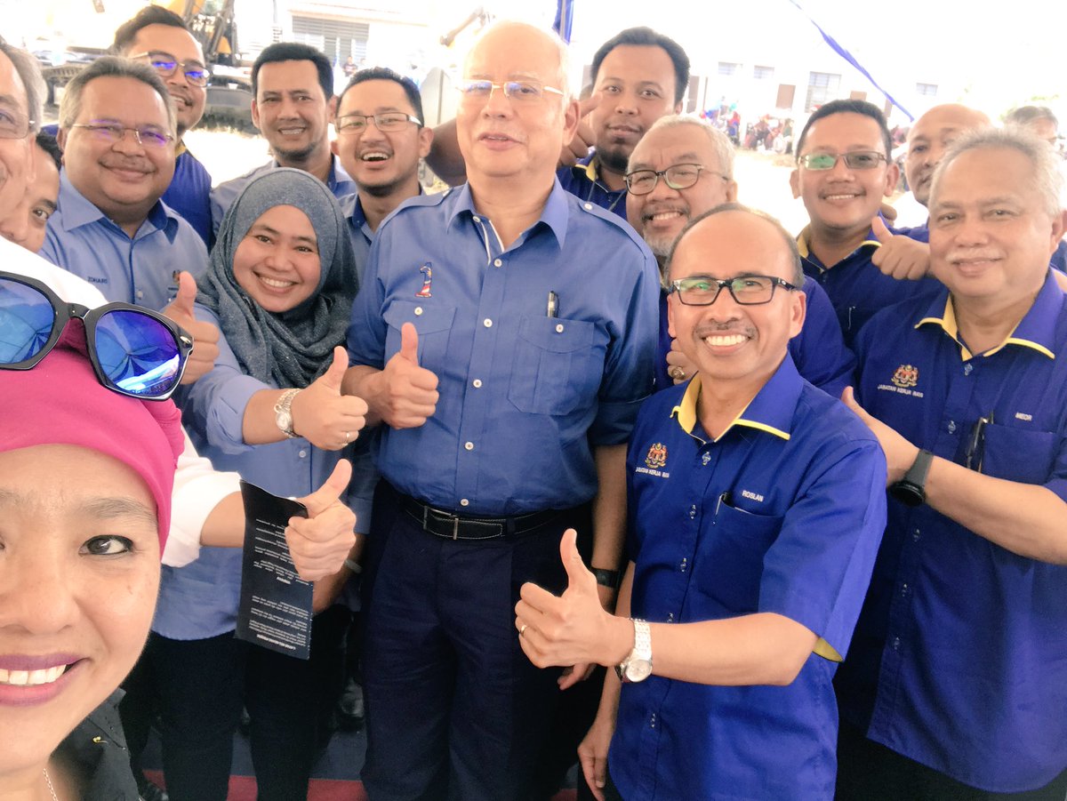 YAB PM <a href="/NajibRazak/">Mohd Najib Tun Razak</a> wt us <a href="/MOWorks/">でやんす</a> <a href="/JKRMalaysia/">JKR Malaysia</a> <a href="/JKRPekan/">JKR PEKAN</a> <a href="/JKRPAHANG/">JKR PAHANG</a> <a href="/ZohariAkob/">Dato Sri Zohari Akob</a> <a href="/RoslanMdTaha/">Roslan Md Taha</a> ground breaking ceremony Jln FT03 Pekan - Sg Miang #InfraRakyat <a href="/PetraJayaMP/">Fadillah Yusof 🇲🇾</a> <a href="/Rosnah_ARS/">Rosnah Shirlin</a> <a href="/MisiahTaib/">Misiah Taib</a> <a href="/saranidollah/">saranidollah</a> #HebatkanNegaraku <a href="/AdnanYaakob/">Adnan Yaakob</a>