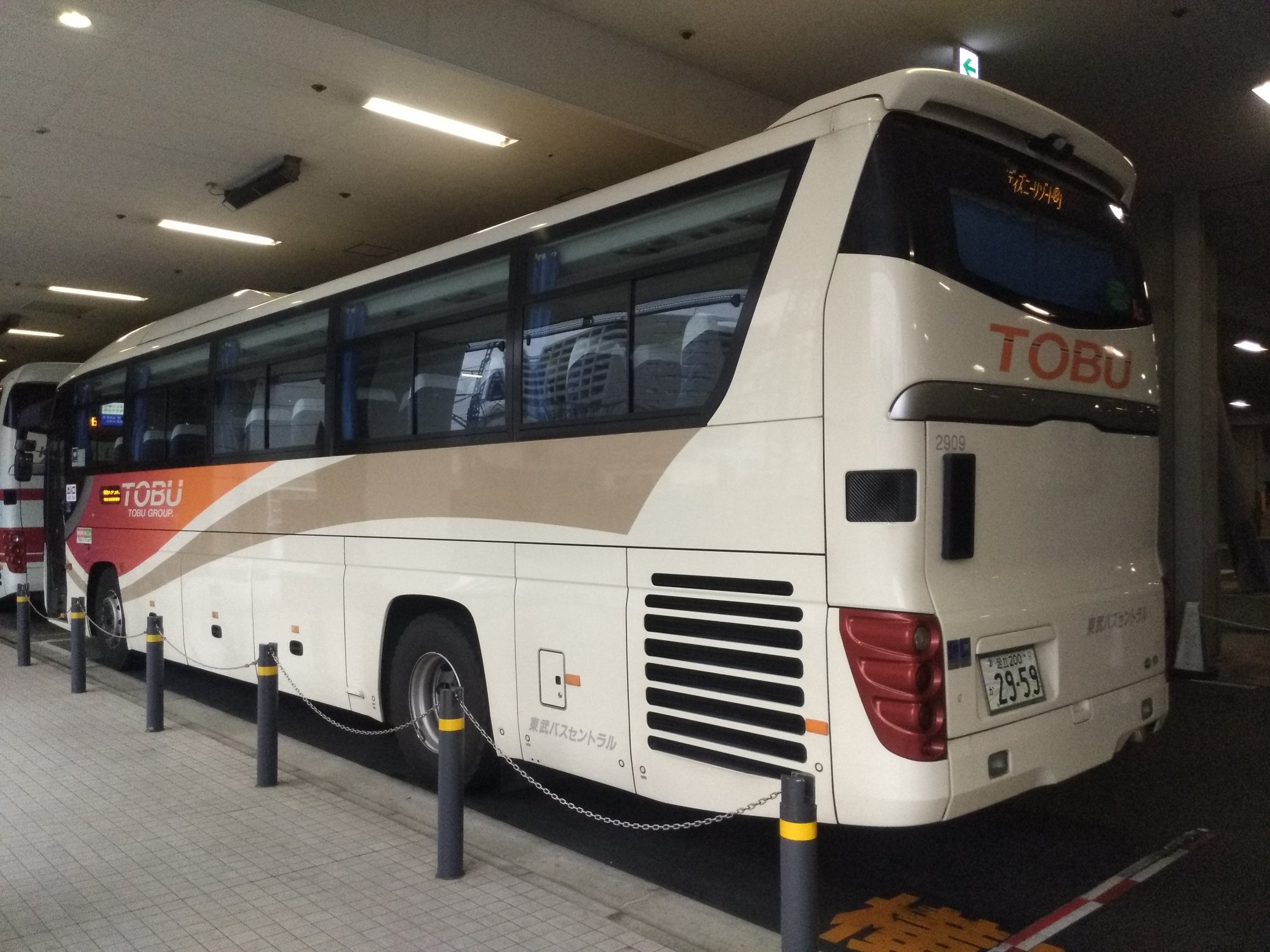 おけら 東京スカイツリー R 3番のりば 17発の東武バスセントラル2909 スカイツリー シャトル R 東京ディズニーリゾート R 線 東京ディズニーランド R 行きへ乗車24名 降車場所申出の前払い 幼児は着席の有無を確認して 全員着席を