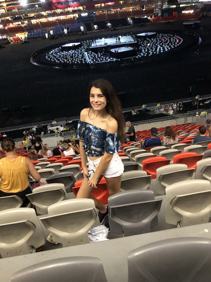 EmmaSutOfficial's tweet photo. Closing Ceremony Commonwealth Games Gold Coast 2018 #CG2018 #GoldCoast #partytime https://t.co/5VR9zCpmOo