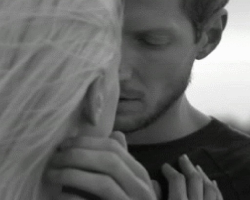 LadymiaMicky's tweet photo. Non avere dubbi e paure sono tua dal primo sguardo dal primo istante in cui i nostri occhi si sono incrociati  siamo uniti oltre ai fili invisibili che abbiamo inalzato per nostra difesa inizia a togliere i vari fili senza piu pensare solo così possiamo amarci #SussurroParole ❤ https://t.co/nGWi1EJsyt