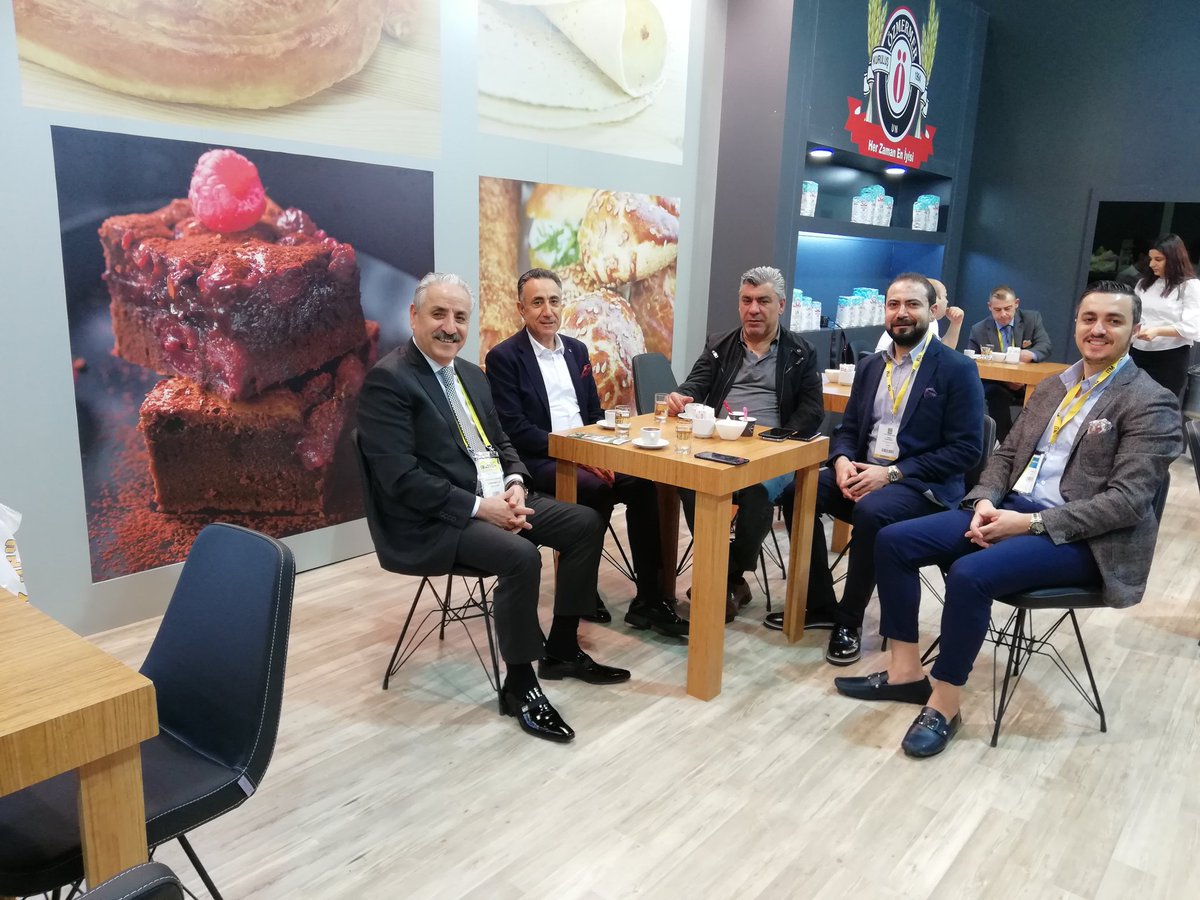 ozmermerun's tweet photo. Has Sentetik Dokuma Yönetim Kurulu Başkanı Ali Özmermer ve Başkan Vekilleri Tuncay Özmermer, Tamer Özmermer bugün standımızı ziyaret ederek biz onurlandırdılar. #özmermerun #Gaziantep #pide #un #ekmek #stuttgart #İstanbul #ibatech2018 #fuar #bread #Türkiye https://t.co/rkaSCiYBRj