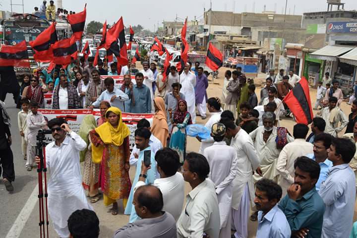AsifMari7's tweet photo. دریائے سندھ میں پانی کی قلت دیائے سندھ پر کالاباغ ڈیم سمیت نئے ڈیموں کی تعمیر سندھ غیرقانونی پناھ گزینوں کو شناختی کارڈ دینے، کرپشن خلاف عوامی تحریک کی جانب سے 5 دنون کی ٹھٹہ سےسجاگی مارچ شروع #SindhWantsWater
@geonews_urdu @etribune @aaj_urdu @AajKamranKhan https://t.co/7YttmqyPYj