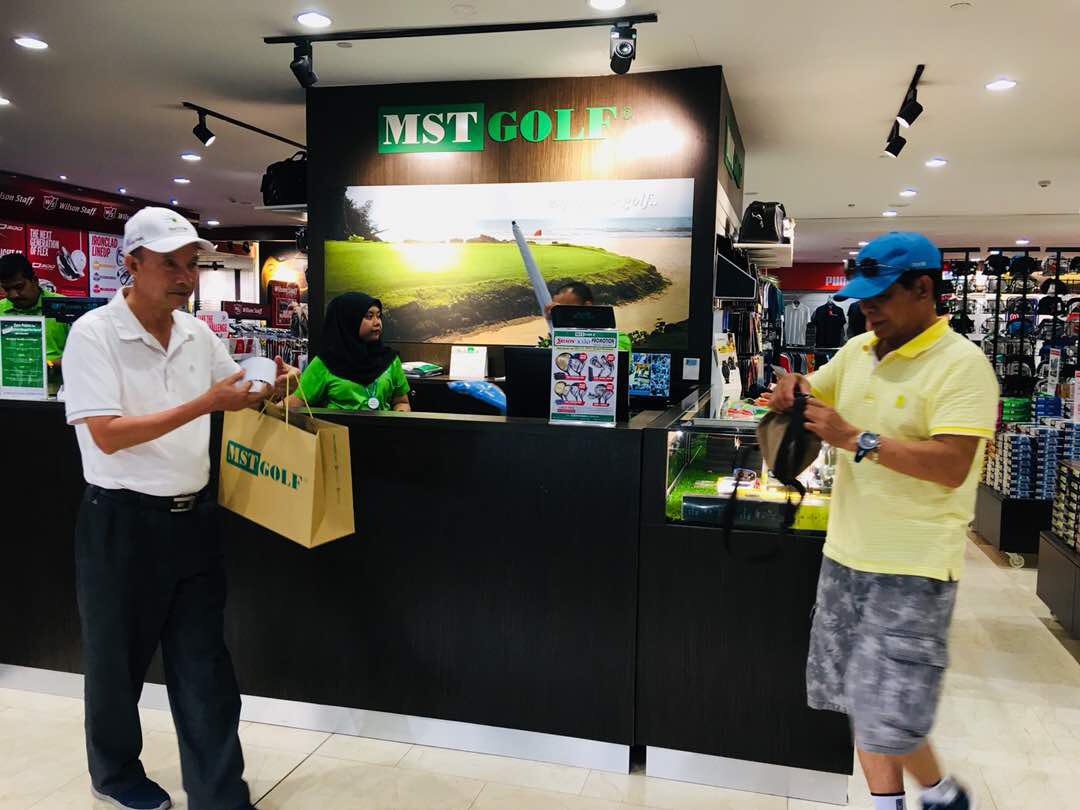 LibertyGolfMY's tweet photo. Our #golf group from #Vietnam shopping @mstgolf #intermark #kualalumpur #playmalaysiagolf Too many options to choose from. Largest South East Asia golf retailer https://t.co/ewpDMMoaXI