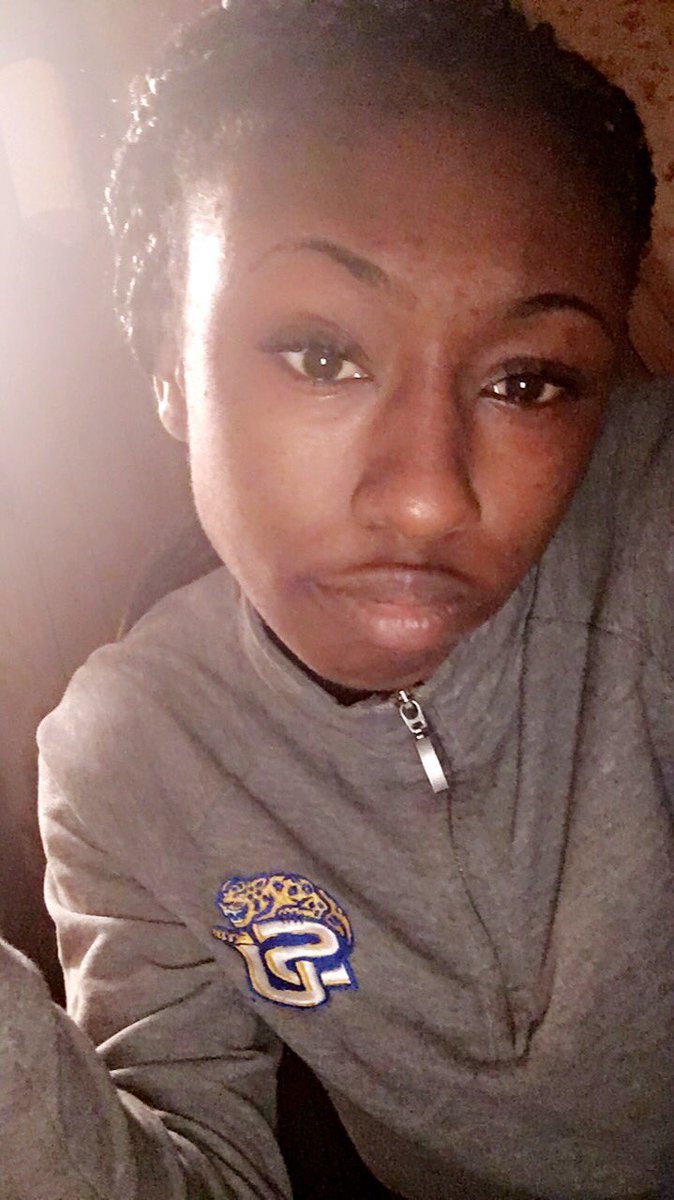 ihoopLSUA's tweet image. Can u see what I see because Ion see shit 🤣💍