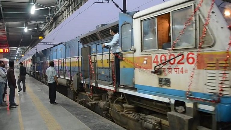 news24tvchannel's tweet image. बिना ड्राइवर दौड़ा इंजन, पटरी से उतरा #TrainEngine #Derailed #AnandViharRailway goo.gl/rbhmwM