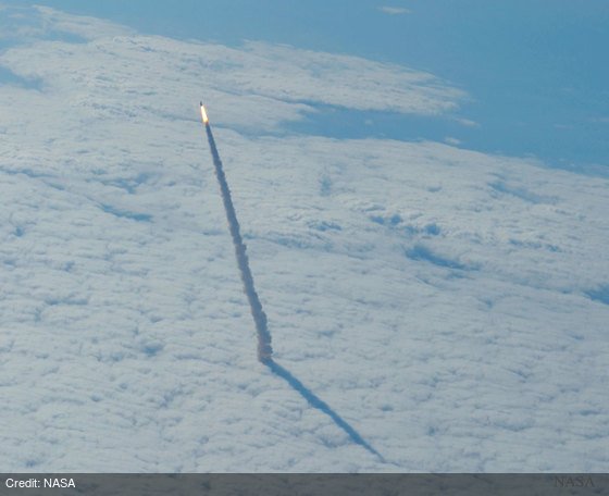 apod's tweet image. Space Shuttle Rising: apod.nasa.gov/apod/ap180415.… by @NASA