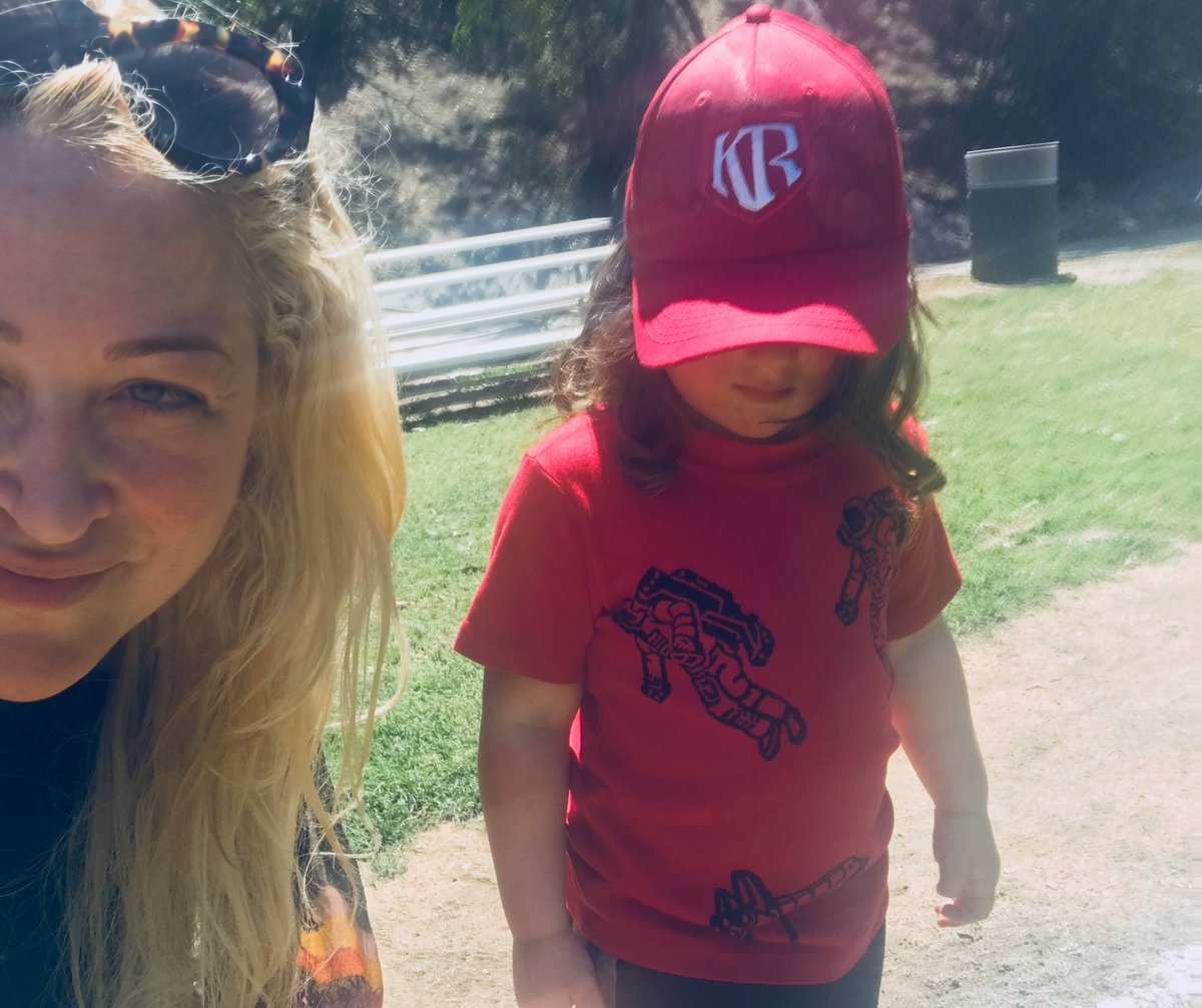 jenniferblancb's tweet photo. #first base #withmama #dashiellkingbiehn #knappranch https://t.co/W3Kq1WodH4