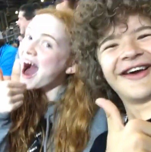 madmaxie_'s tweet image. when you and your best friend go to a game together and you were dared to take thumbs up selfie😂 

dustin and his weird selfie angles 😂💕