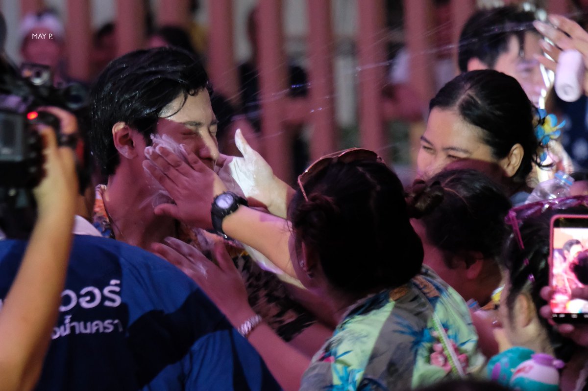 mayp_photo's tweet photo. |2018.04.14| ประแป้งกันพี่สิงง

#SongkranRangnamNakara2018
#SingtoPrachaya #สมุนจ้าวป่า https://t.co/aMnFUTHnHq