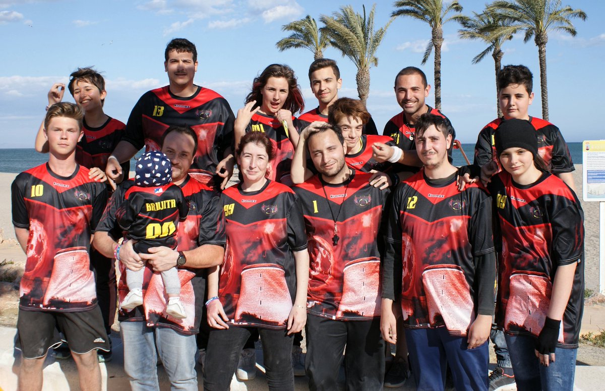 RQT_Darkness's tweet photo. Por fin ha llegado el dia de enseñaros nuestras nuevas equipaciones!!

A nosotros nos han encantado...

Esperemos poder estrenarlas pronto en el campo!!

#quidditch 
#roquetas 
#deporte 
#kromex https://t.co/T6KCEzMQNn