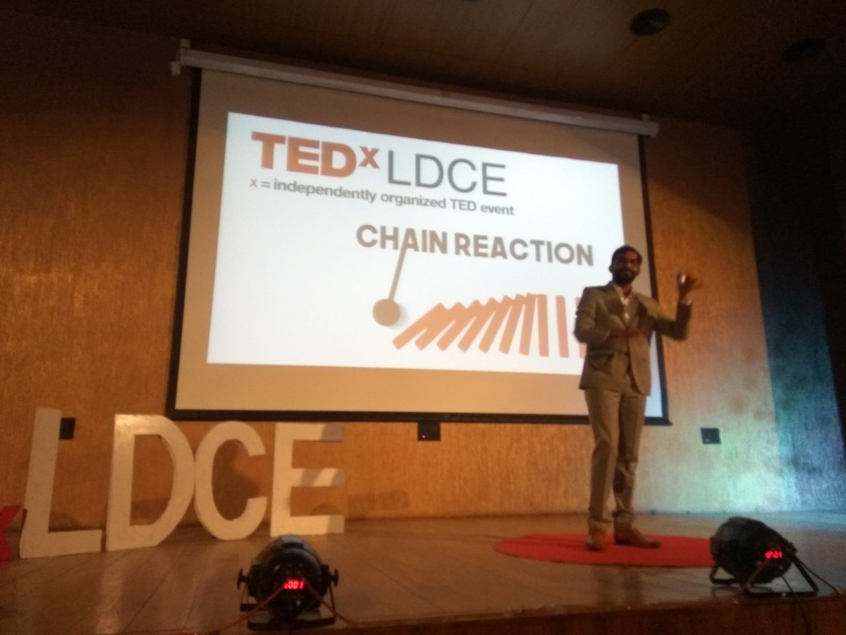 ldcealumni's tweet photo. @asch_hegde demos the bio-degradable carry bag which can replace plastics.

#TedXLDCE #Ahmedabad #ChainReaction https://t.co/HfYq7opZIU