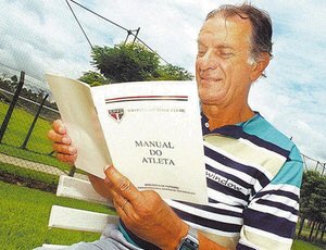 De forte personalidade, Telê Santana era famoso por sua rigidez nos treinamentos do <a href="/SaoPauloFC/">São Paulo FC</a> e a busca pelo jogo bonito. Esses fatores fizeram com que o time do Morumbi dominasse a década de 1990 no futebol brasileiro e despontasse como um dos gigantes do futebol mundial.