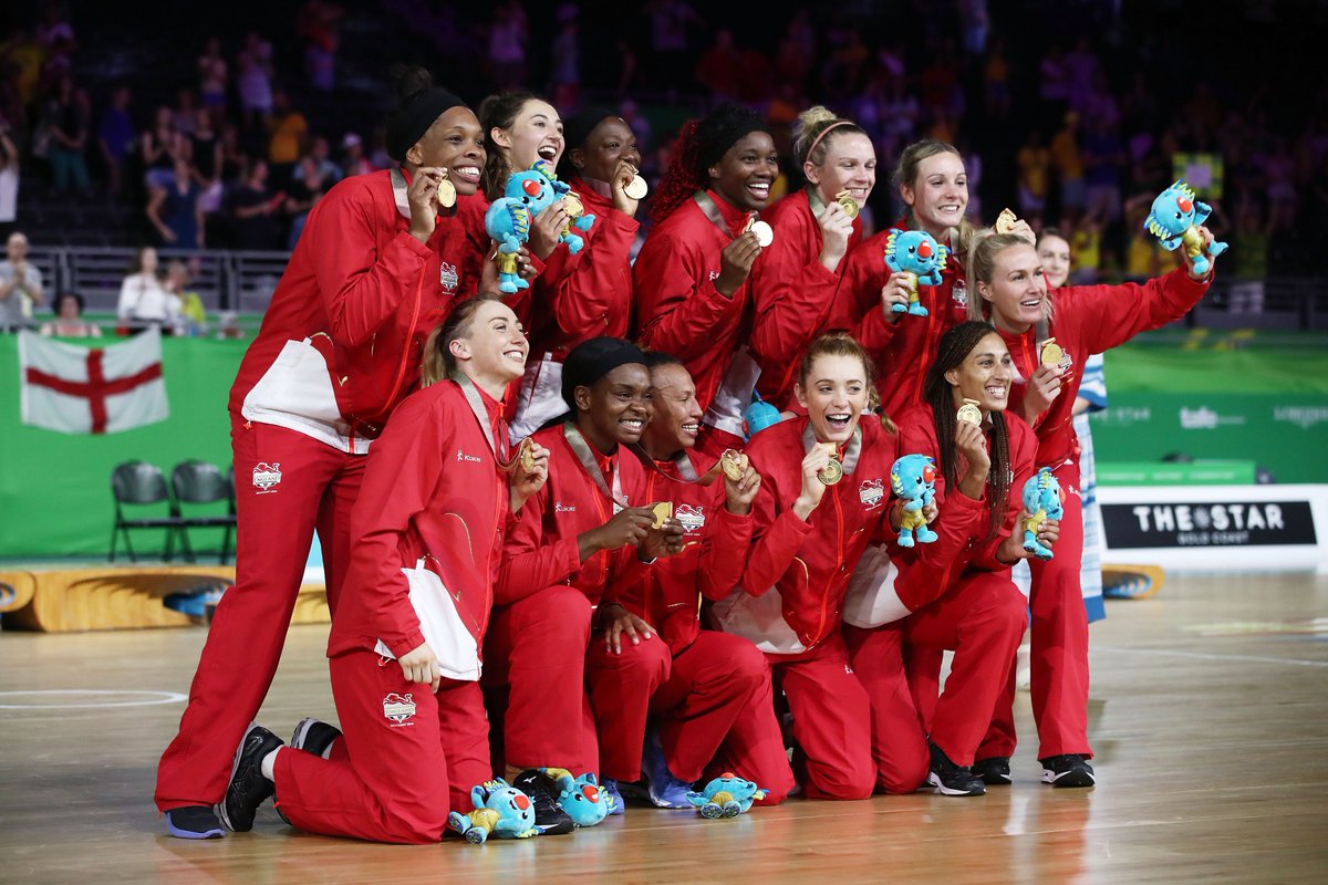 SkyNetball's tweet image. 👏🌹🥇COMMONWEALTH CHAMPIONS 👏🌹🥇They only went and did it!!!! @EnglandNetball beat @AussieDiamonds for the first time since 2013 thanks to @Helenhousby1 last second winner to claim a first ever major title #WeAreRoses #GC2018Netball
✍️ skysports.tv/t3t7mT