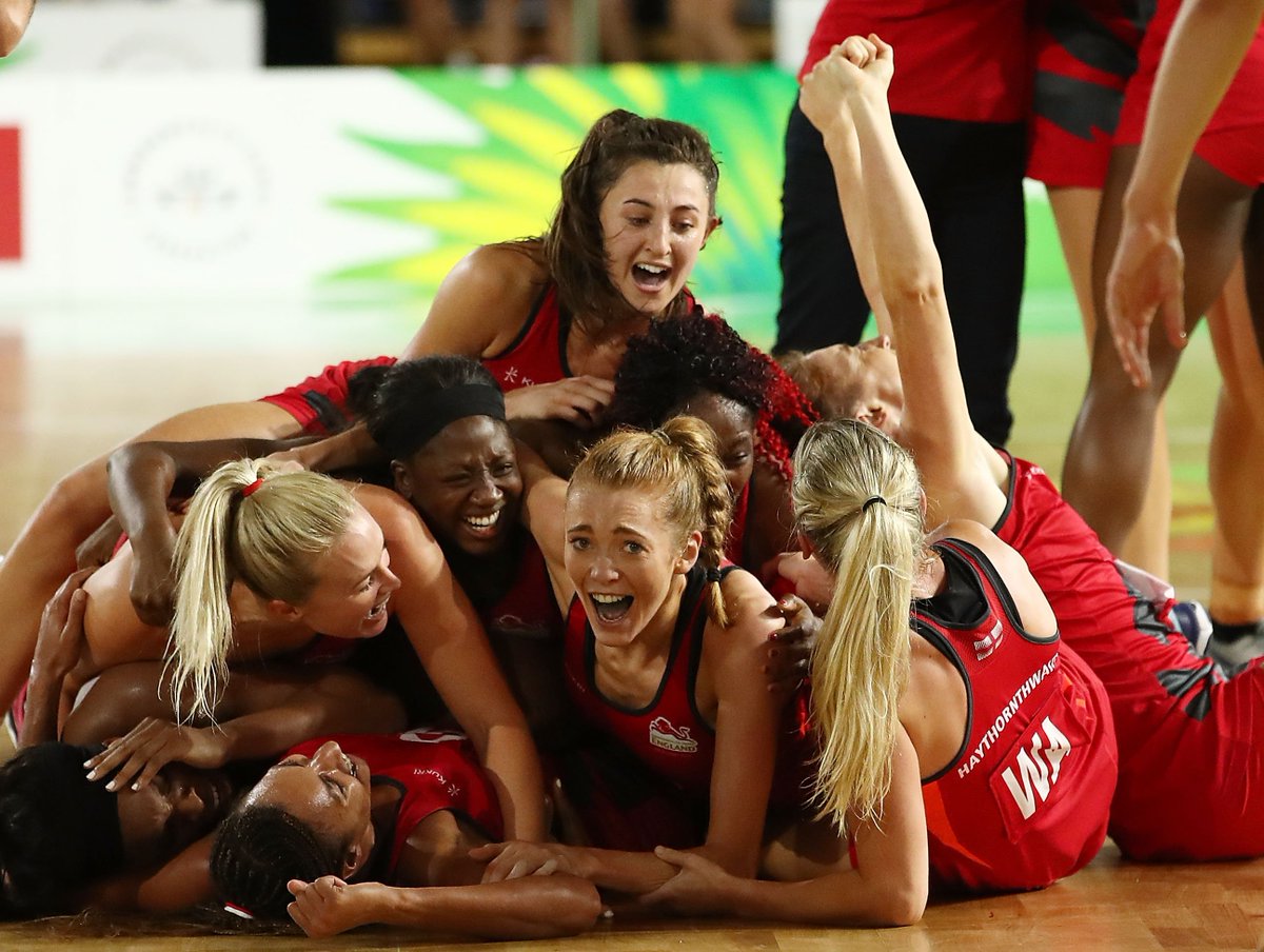 SkyNetball's tweet image. 👏🌹🥇COMMONWEALTH CHAMPIONS 👏🌹🥇They only went and did it!!!! @EnglandNetball beat @AussieDiamonds for the first time since 2013 thanks to @Helenhousby1 last second winner to claim a first ever major title #WeAreRoses #GC2018Netball
✍️ skysports.tv/t3t7mT