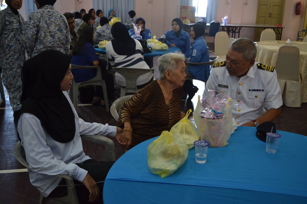 NavySDK's tweet photo. #NavyPeople menyantuni warga tua &amp; anak-anak yatim, moga beroleh keberkatan dalam perkerjaan ini.

Program Jiwa Murni &amp; Ramah Mesra di Rumah Warga Tua Sri Harapan #Sandakan sempena #HariTLDM84.

#Kebajikan
#Kesejahteraan
#TransformasiTLDM 
#PerkasaPerwira

@MPA_Timur @tldm_rasmi https://t.co/RQDzdTY8B4