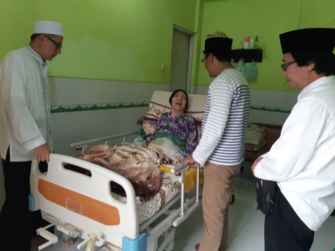 HadiNgusman's tweet photo. #SedulurNgaji 
#GustiTopMarkotop 
#PenggilaNabiMuhammadsaw 

Gus Ipul sowan pada Bu Nyai Ahmad Siddiq Jember. Kyai Ahmad Siddiq Rois aam PBNU tokoh khittah NU dan perumus Hub agama dan Pancasila. 
@gusipul4
@GunturPuti 
@PakHalimNU 
@HadiNgusman 
@JatimSedulur https://t.co/GHmGNglJ4R