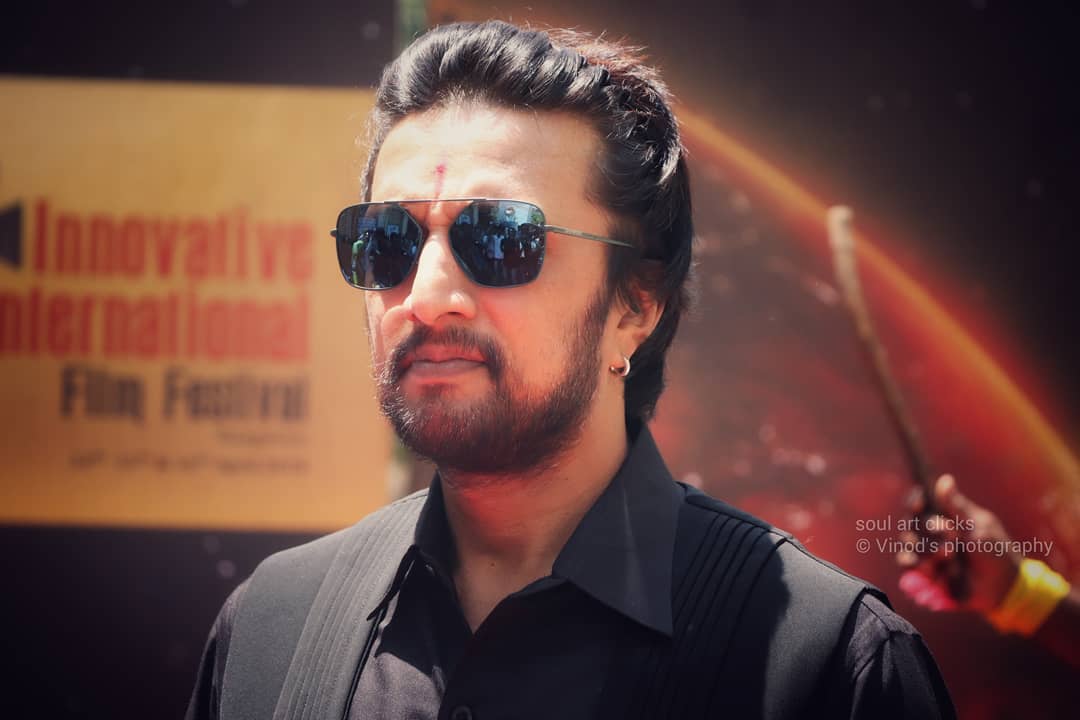 kichcha_muthu1's tweet photo. #ExclusivePictures 
BIGGB♡SS👌👌🔥
#HandsomeHunk #StylishStar ❤️❤️😍
@KicchaSudeep 
#InnovativeInternationalFilmFestival #IIFF2018 https://t.co/gNc67IgSxc