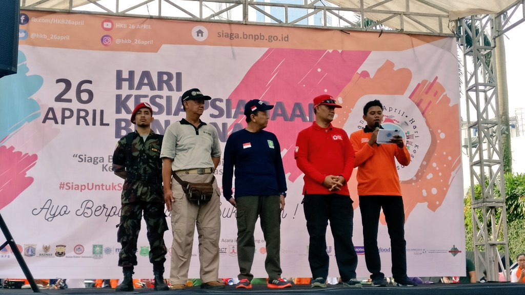MDMC_DKI's tweet photo. Ketua .@MDMCIndonesia Bpk. @budiswan menerima penghargaan dari @BNPB_Indonesia atas partisipasi masyarakat terbanyak untuk @hkb_26april 2018 bersama @PPLPBINU &amp; PMI (@posko_pusat). https://t.co/mqQ6odsHSd
