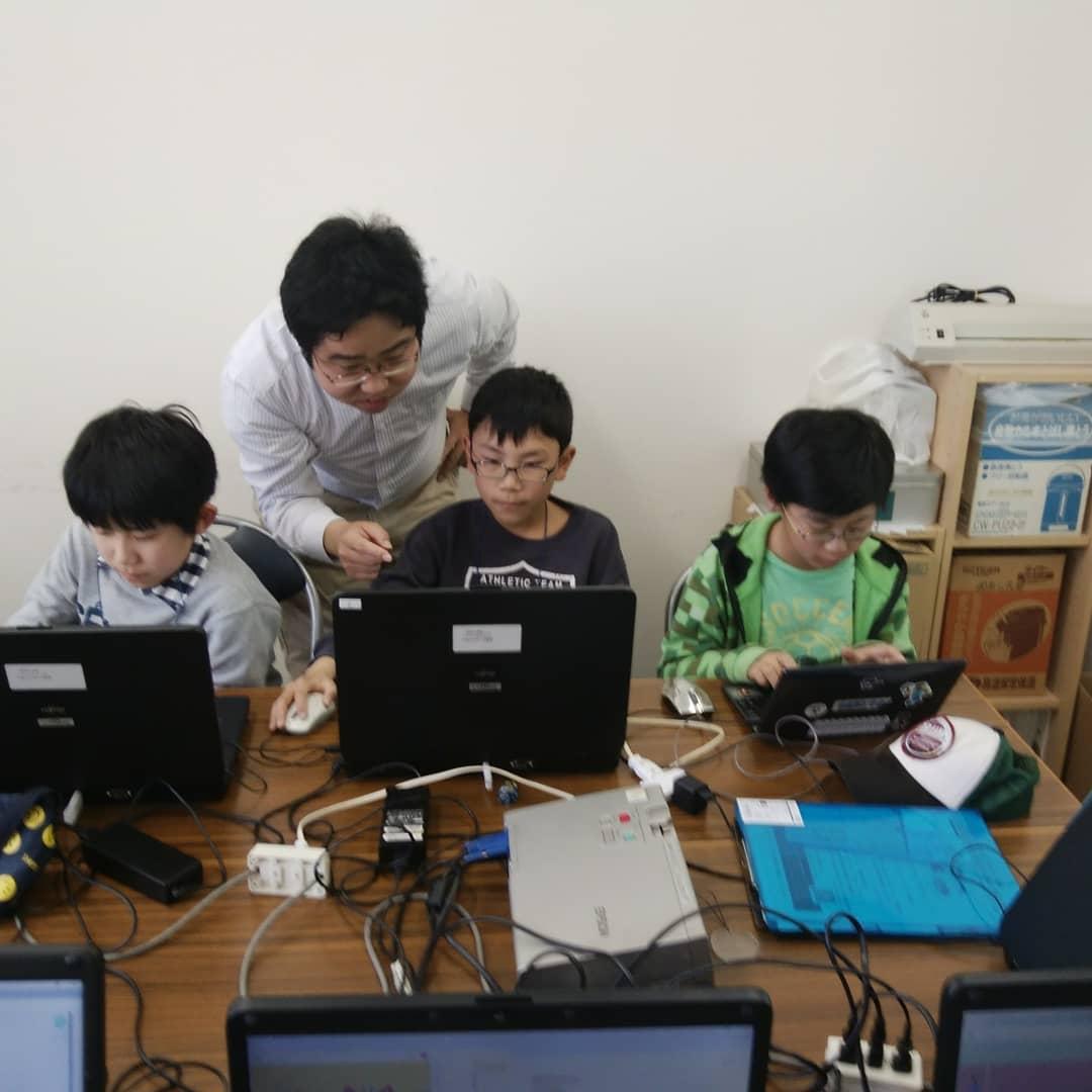 CoderDojoKonan_'s tweet image. #CoderDojo #CoderDojo岡南 第11回開催中でーす！
もうすぐ発表会でーす！
今回は皆さん進捗が上手くいかないようで焦ってますがきちんと発表してもらいまーす（鬼）