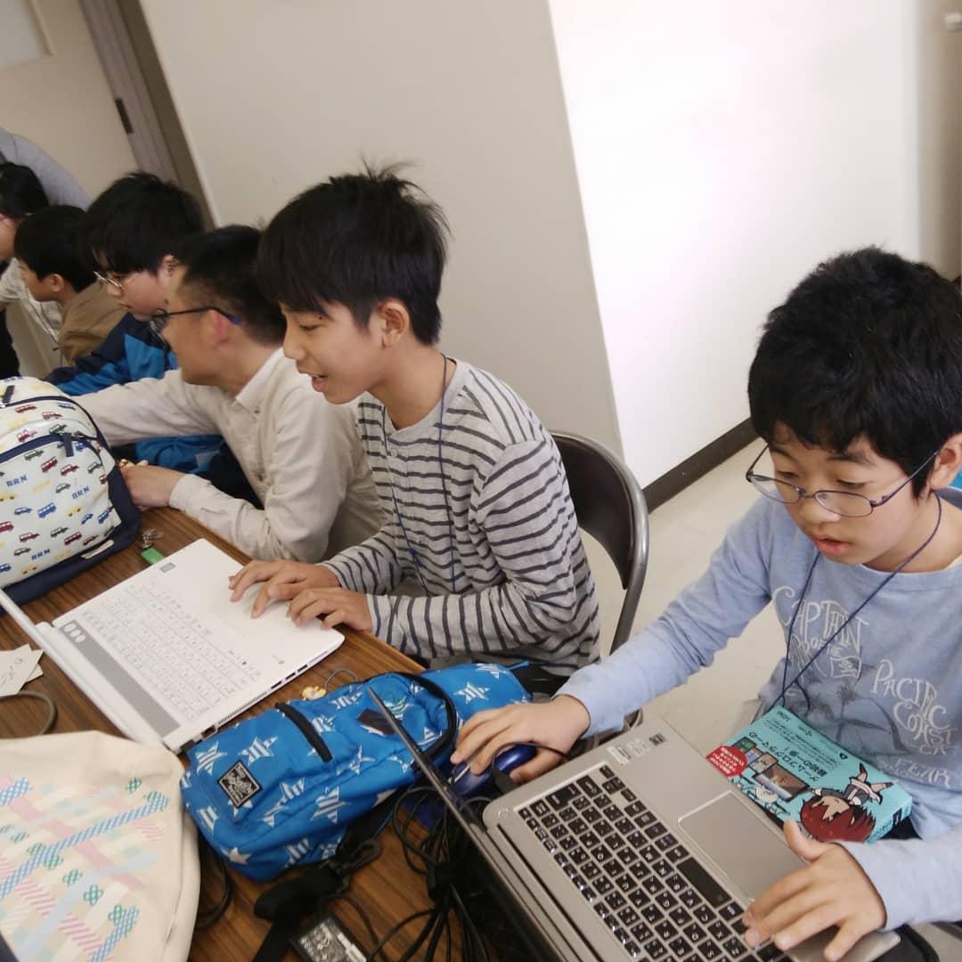CoderDojoKonan_'s tweet image. #CoderDojo #CoderDojo岡南 第11回開催中でーす！
もうすぐ発表会でーす！
今回は皆さん進捗が上手くいかないようで焦ってますがきちんと発表してもらいまーす（鬼）