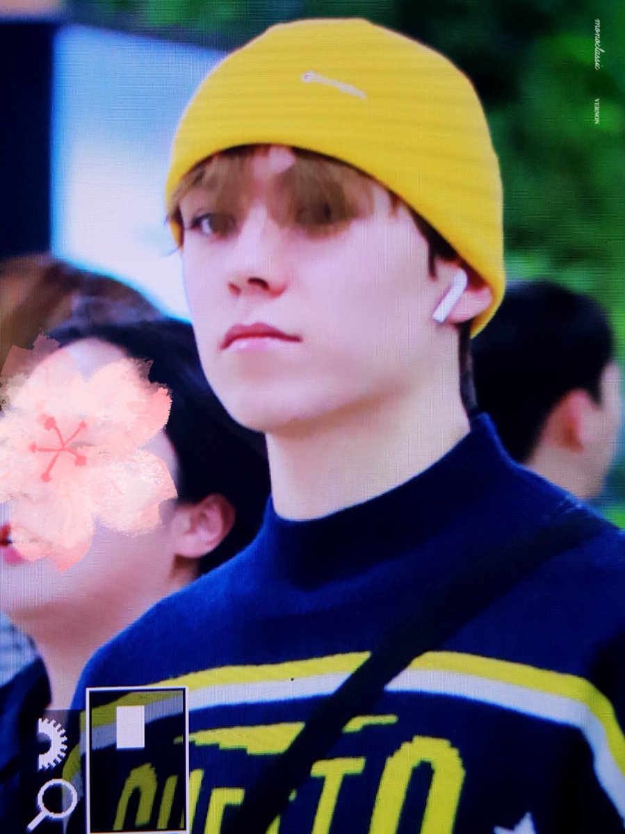 monoclassic_vn's tweet photo. 180415 김포공항 입국 

#버논 #최한솔 #VERNON #SEVENTEEN https://t.co/AfJzD9bsNC