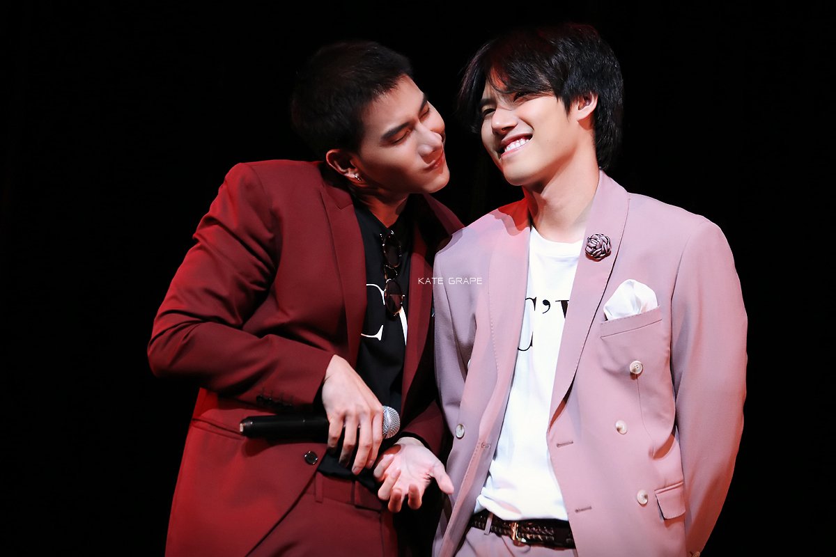 PKateGrape's tweet photo. หน้า น้องตุลย์ อ้อล้อมากกก / นี่รูปที่มะนิลา แกรยังไม่หมดอีกรึ 😂😂😂 #Maxiiin_ #MaxTul #ALtogetherInManila #TWMthenextchapter #tul_pakorn #คนของอาฮุย https://t.co/wrJRvFu2Yz
