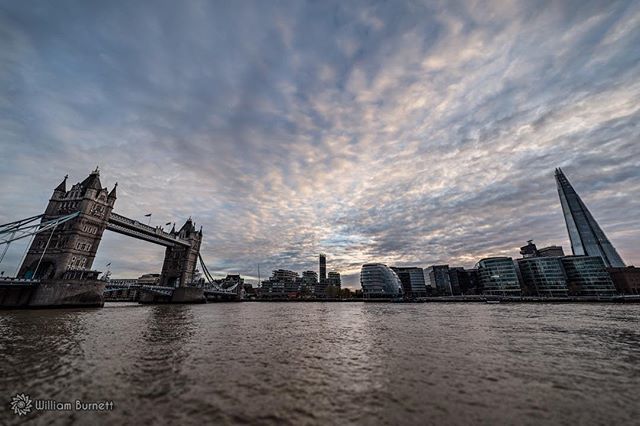 Sunset over the city. #cloudporn  #skyporn #sunsetsniper #skylovers #citybestpics #agameoftones #city_explore  #shotaward #seemycity #createcommune #thisislondon #shutup_london #london_only #unlimitedlondon #nikonphotography #nikontop #nikon_photography_ ift.tt/2EN0921