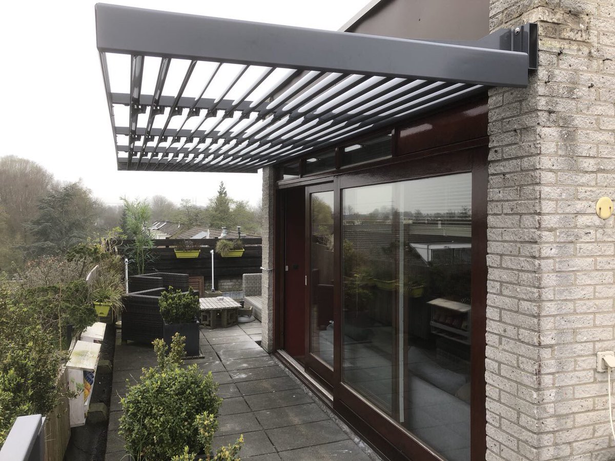 Renson Sunclips (vast lamellen dak) gemonteerd. 
Trots op het mooie resultaat. 
#klaarvoordezomer
Het Grote Genieten begint bij de Grootste Zonwering Specialist van NL, AMBIANCE!
