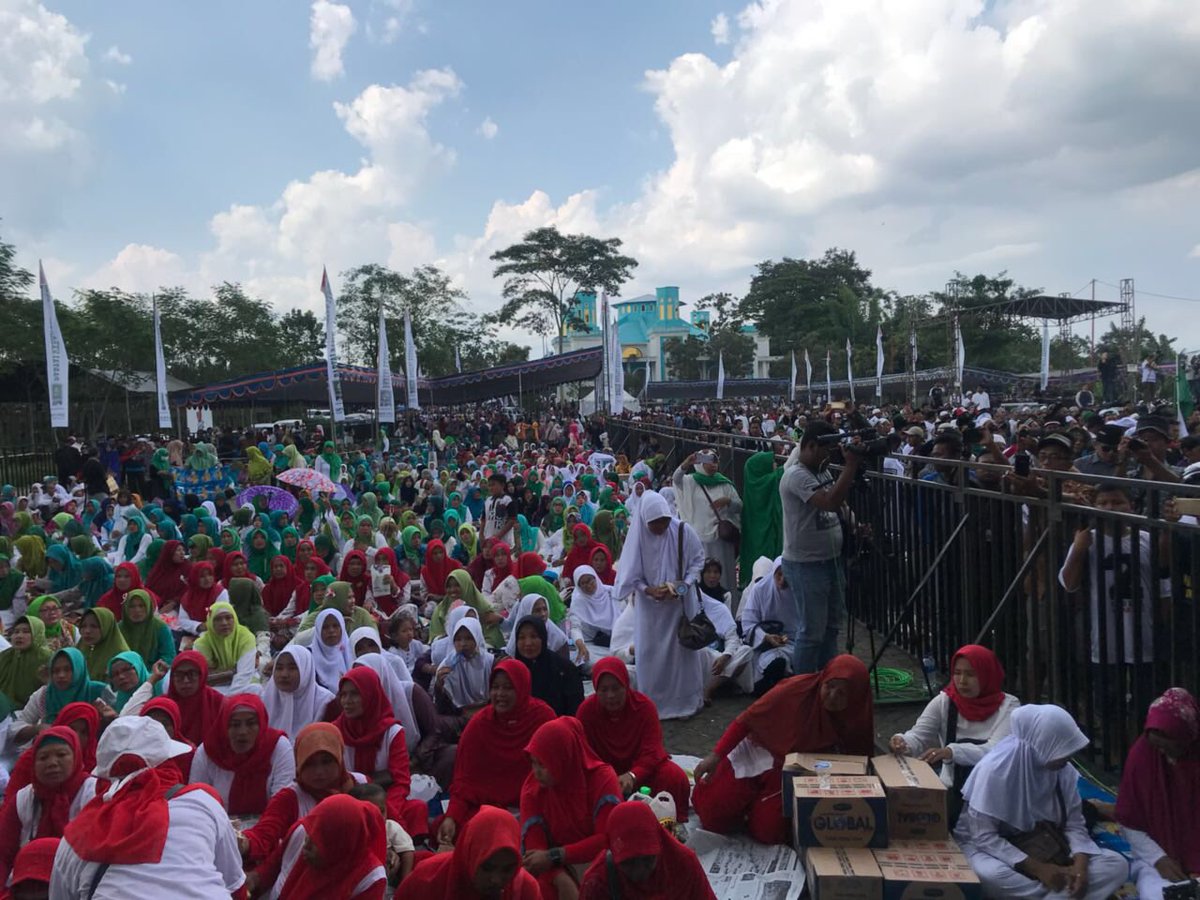 ninikwafiroh's tweet photo. Alhamdulillah, bisa bertemu dg Nyai Hj Juariyah Fawaid, pengasuh PP Salafiyah Syafi’iyah, Asembagus disela Istighasah Kubro di Jember..
#KabehSedulurKabehMakmur https://t.co/hggSfegI3W